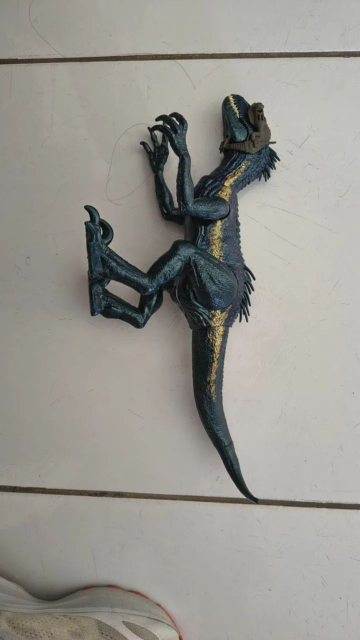 Dinossauro indoraptor da Mattel. 