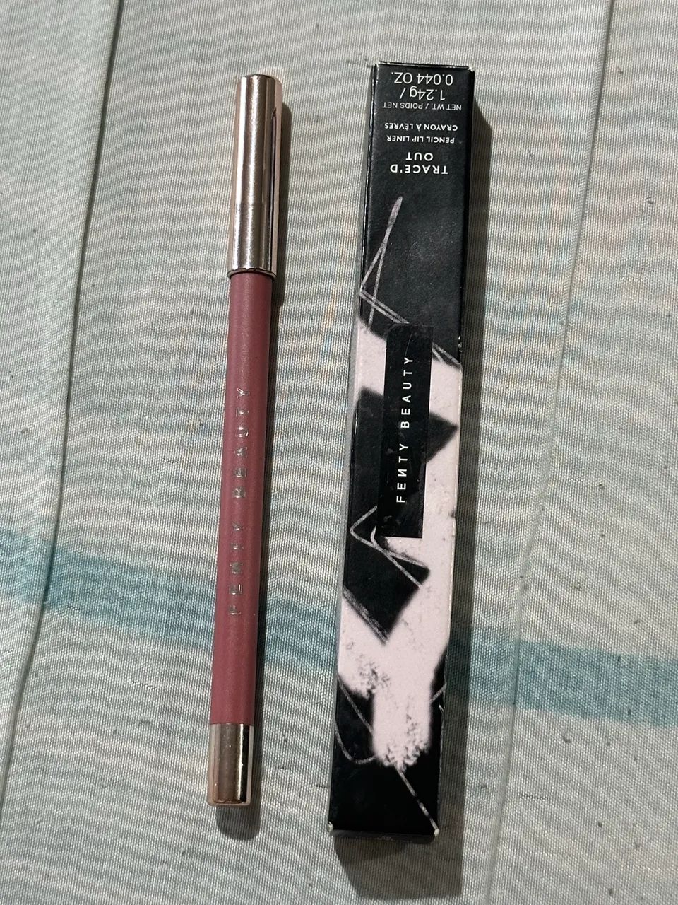 Lapis labial fenty beauty traced out