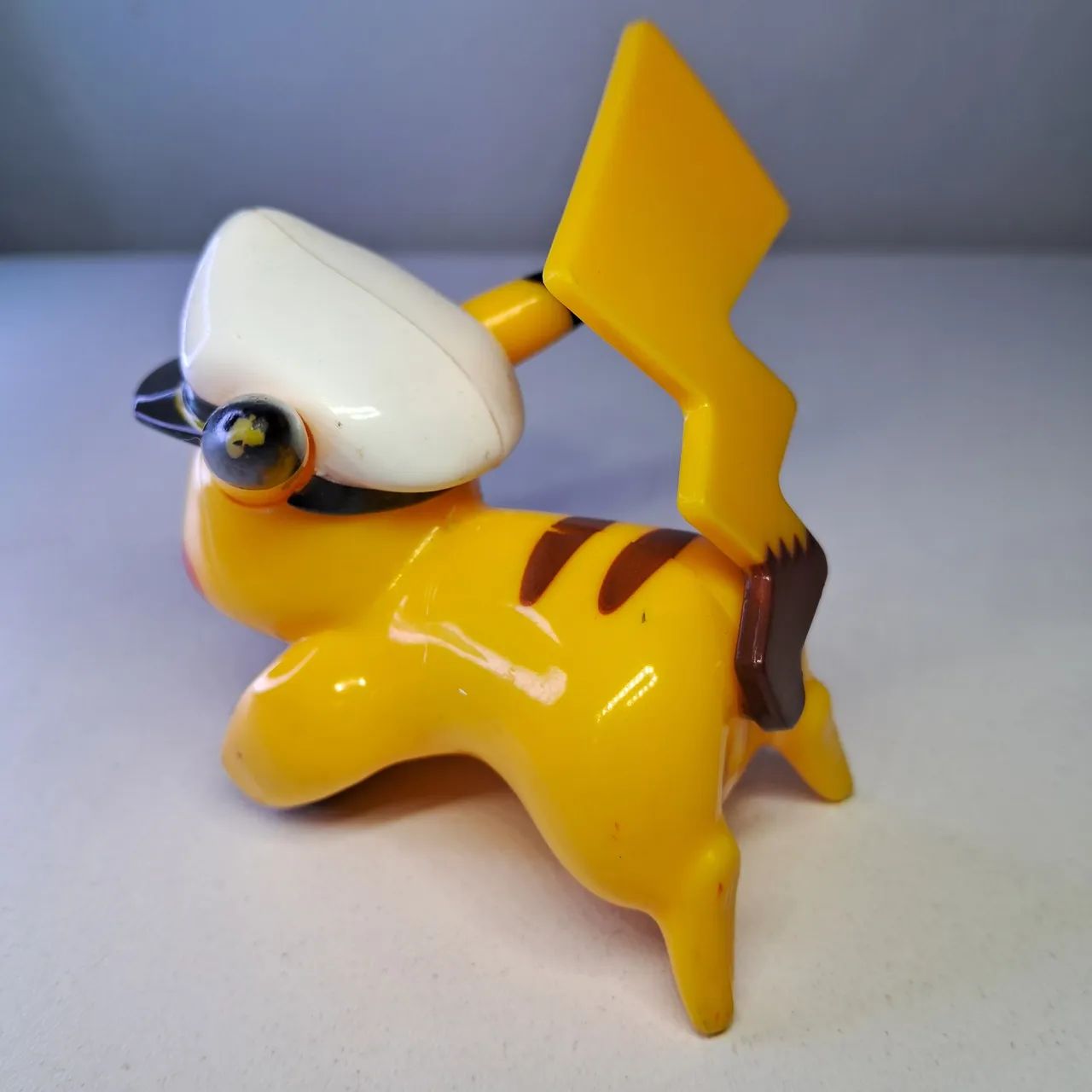 Pikachu - Boneco Pokemon Capitão Pikachu - Foto 4