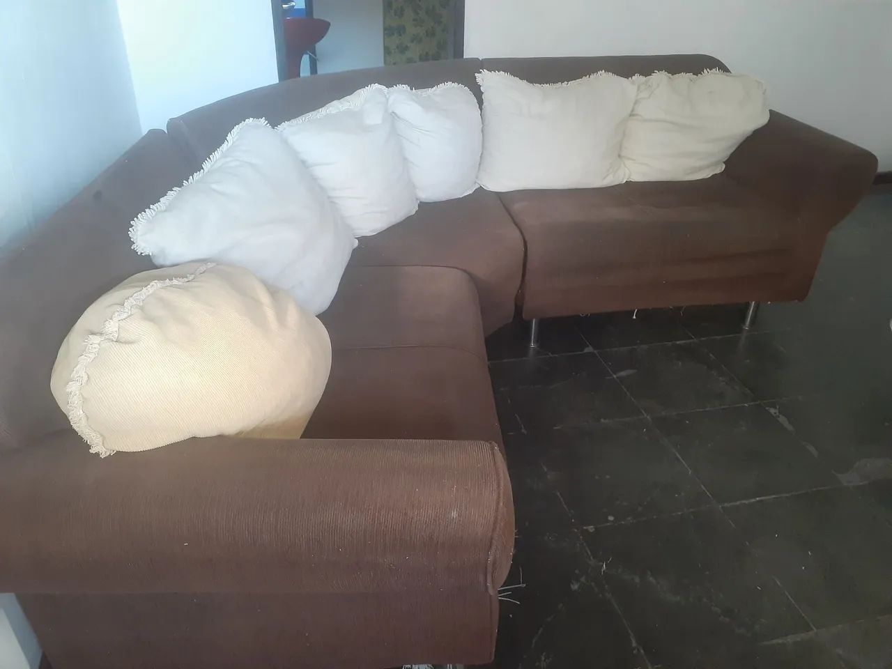 Vendo   sofá   em  tecido  com  almofadas. 