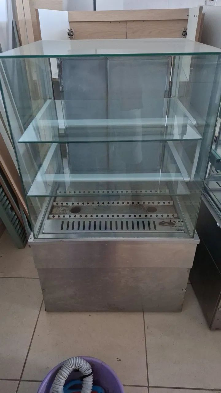 Vitrine lujone quete, fria e natural