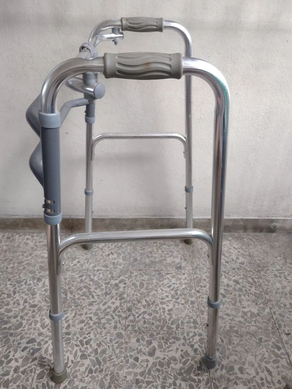 Andador para idosos de alumínio dobrável e articulado  - Foto 4