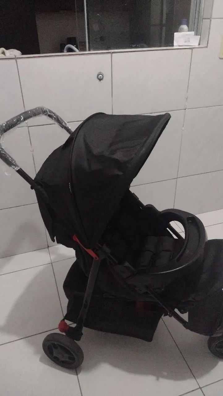 Carrinho de bebê semi-novo 