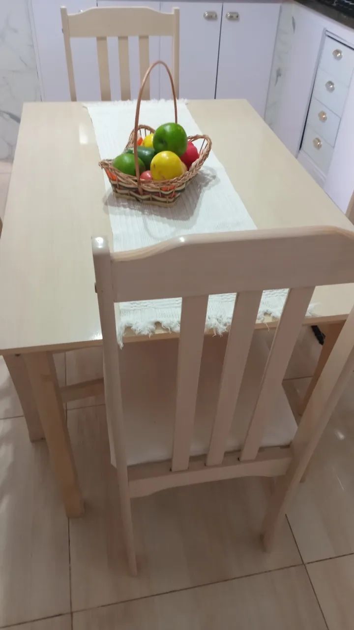 Mesa com 4 cadeiras 