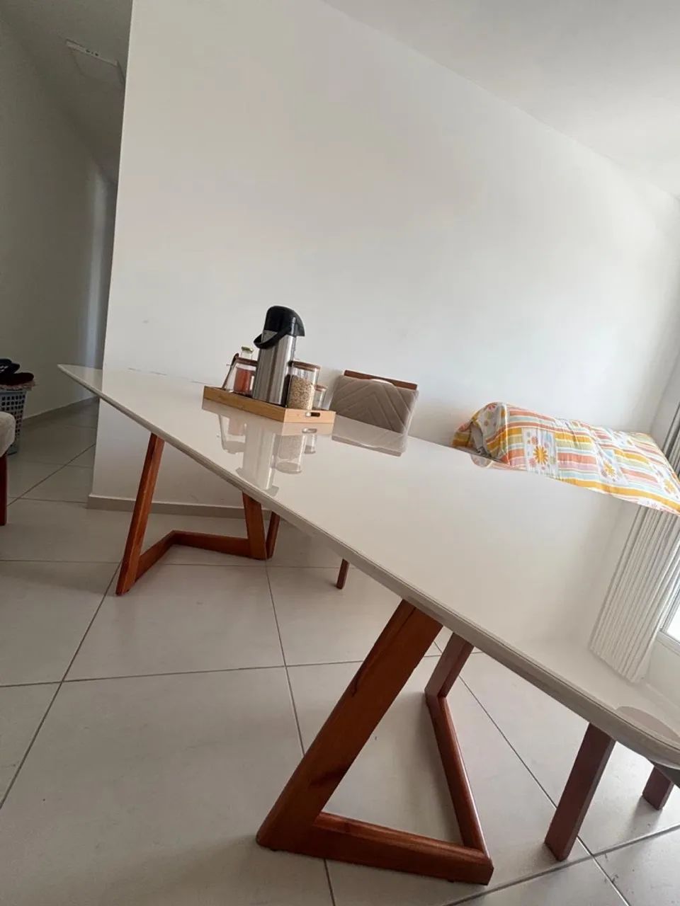 Mesa de vidro 180x90cm pé de madeira  - Foto 5