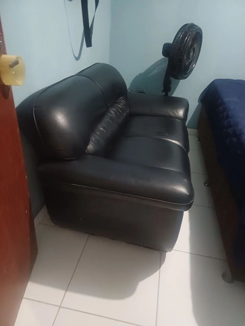 VENDO SOFA DE COURO 2 LUGARES - Foto 2