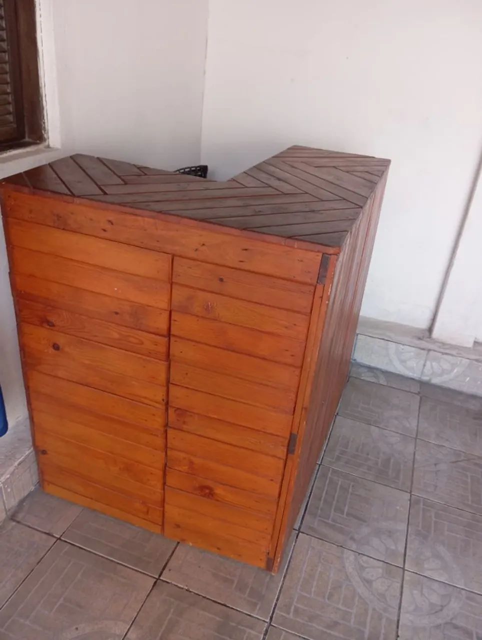balcão de madeira com duas banquetas alta  - Foto 3