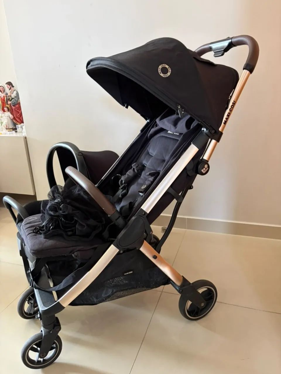 Carrinho de bebê com bebê conforto - Foto 2