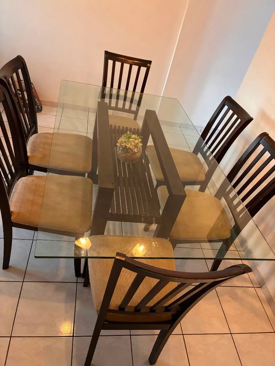 Mesa com 6 cadeiras tampo de vidro e móvel de sala  - Foto 4