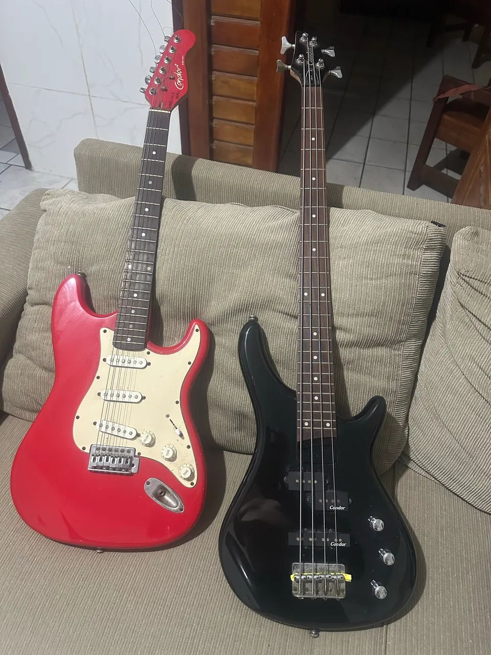 Vendo uma quitarra e um baço