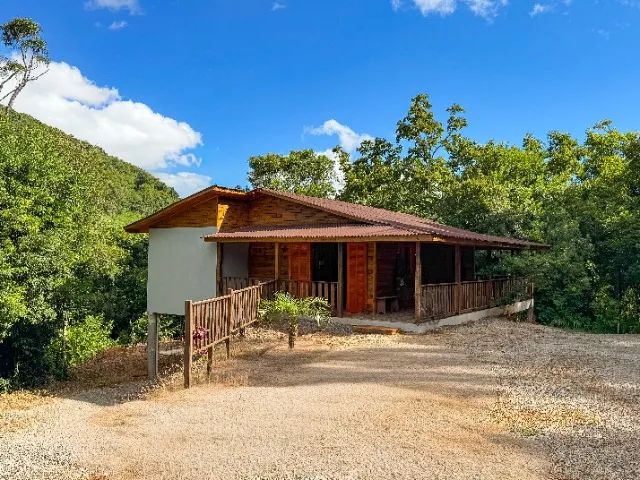 Sitio com casa de 3 dormitórios