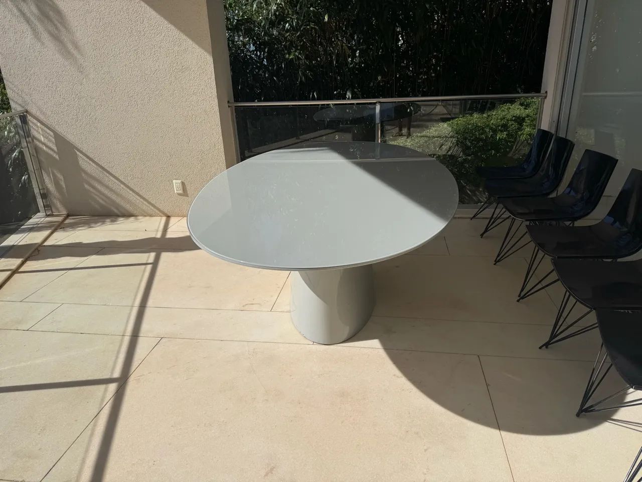 Mesa de Jantar Oval com Base Central Branca - Design Moderno