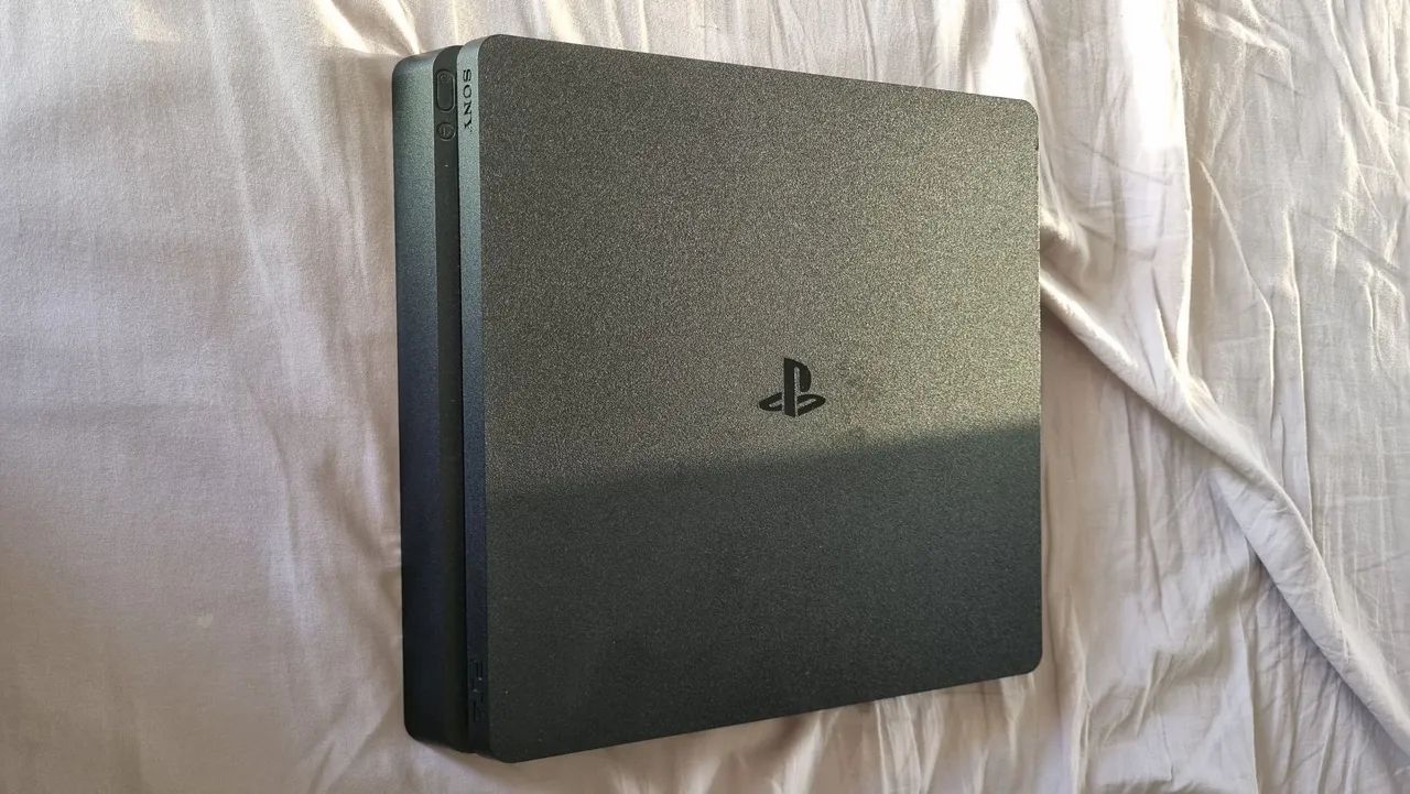 PS4 Slim + controle