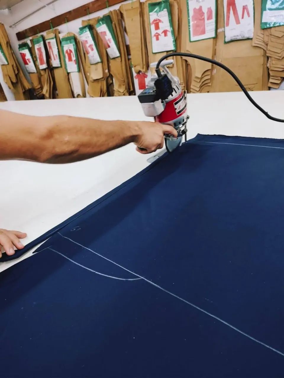 Precisa se de cortador de uniformes 