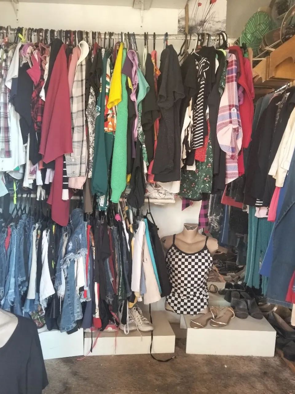 Vendo roupas semi nova pra bazar  - Foto 2