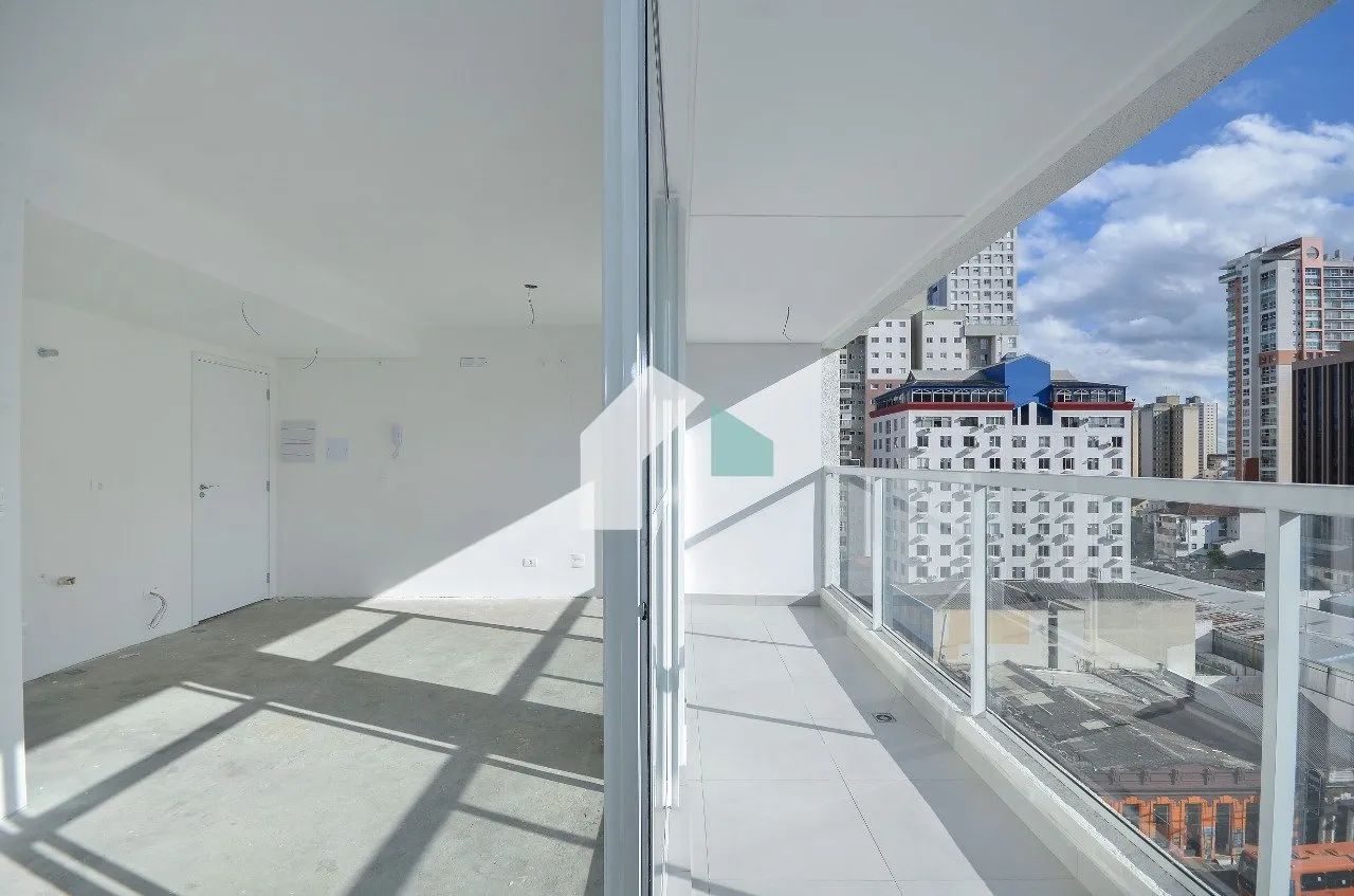 Studio com Ampla Sacada e Andar Alto no Centro de Curitiba - Edifício Manhattan