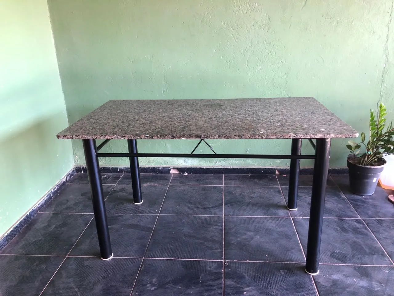 MESA DE JANTAR COM TAMPO EM GRANITO CINZA - Foto 4