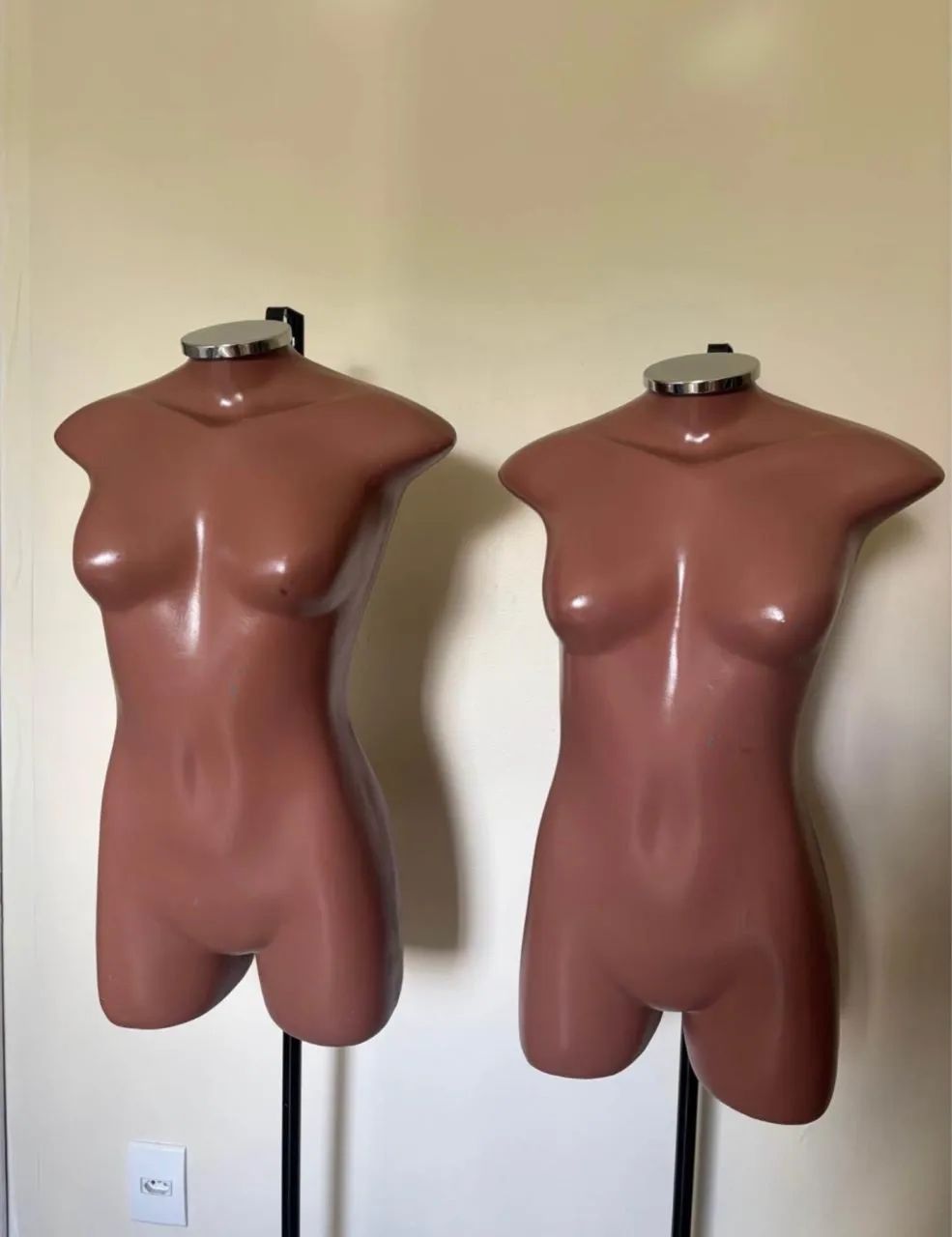 Busto manequim de fibra feminino com pedestal H - Foto 3