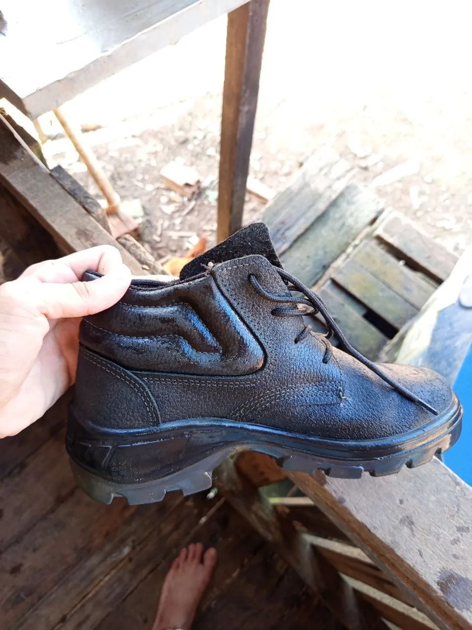 Vendo botina bico de aço, no tamanho 40  - Foto 4