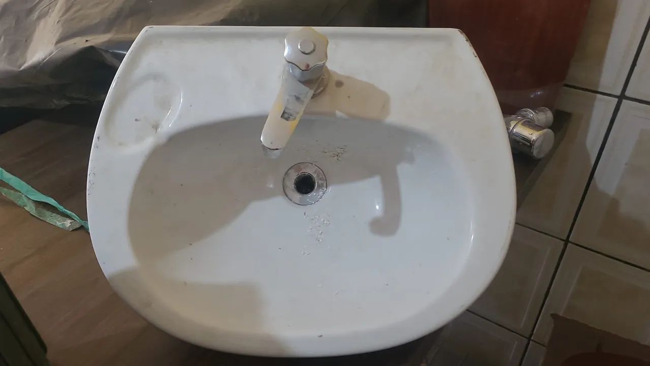 9 lavatório médio e 5 colunas de lavatório