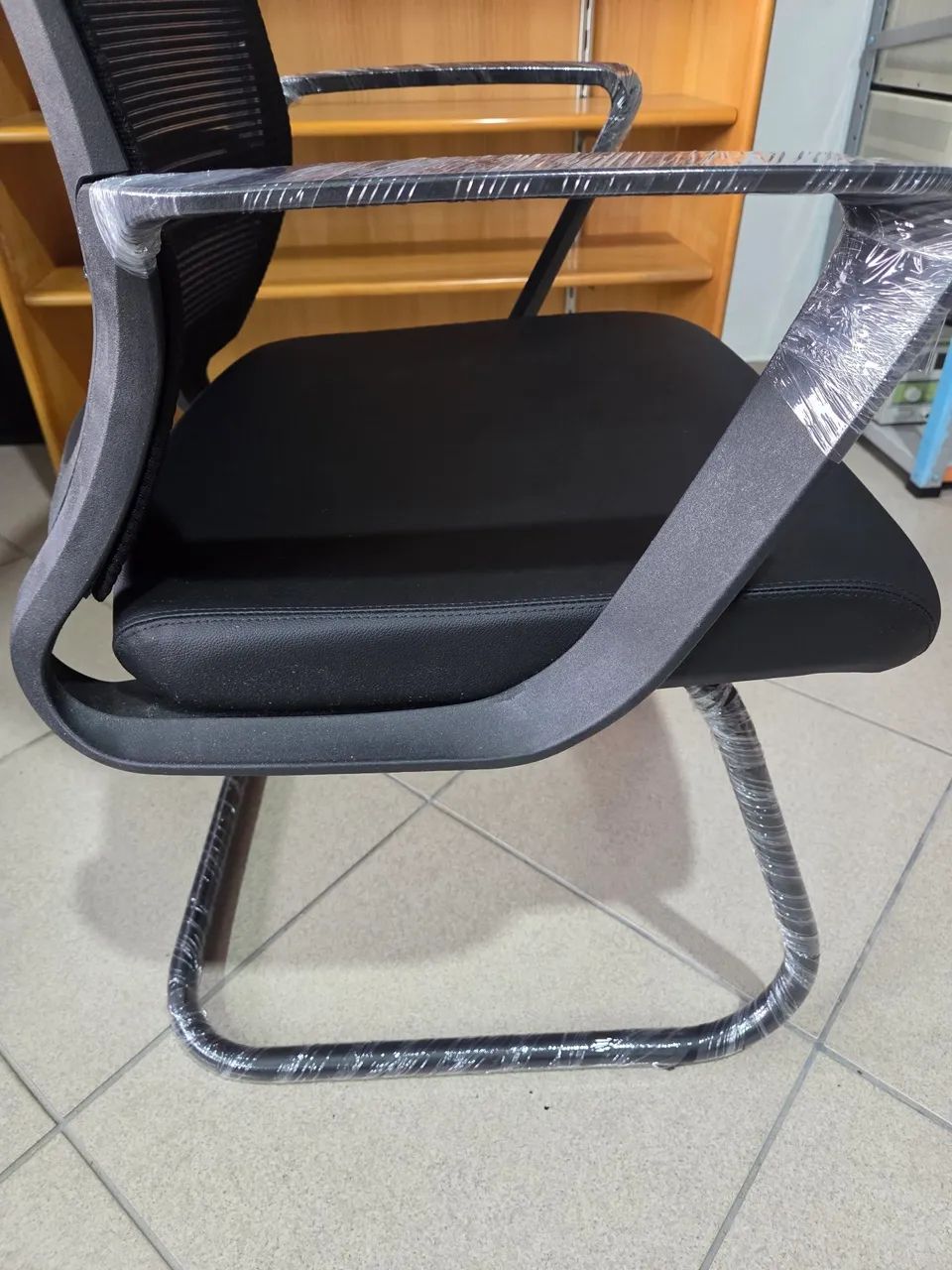Cadeira de Escritório Fixa - NOVA E SEM USO - Foto 3