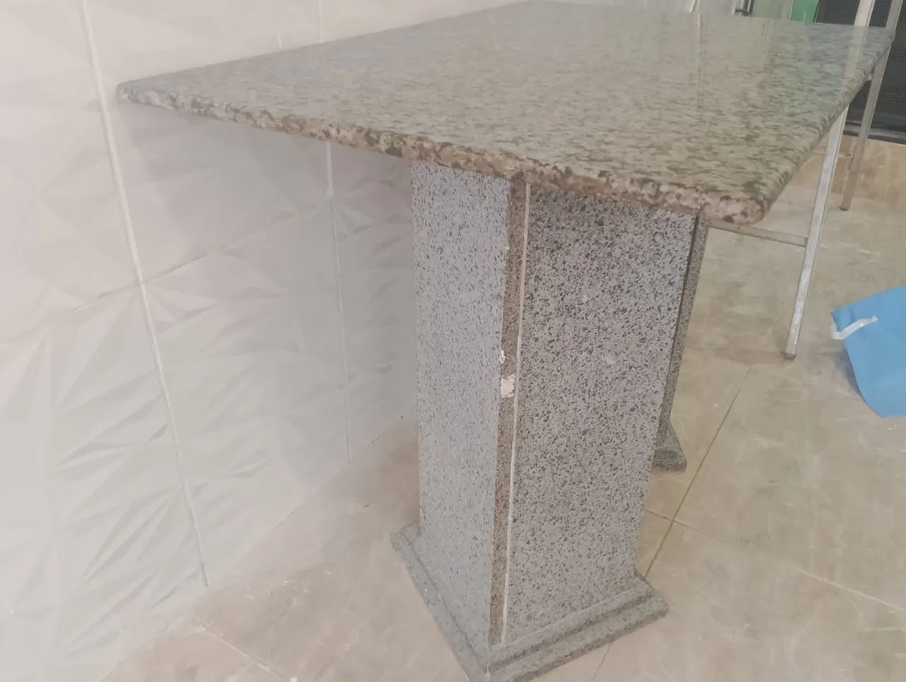 Mesa de Granito Resistente e Conservada - 100cm x 70cm - Foto 4