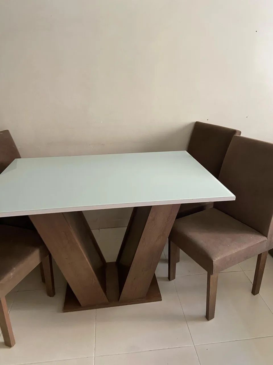 Vendo mesa de 4 cadeiras - Foto 2