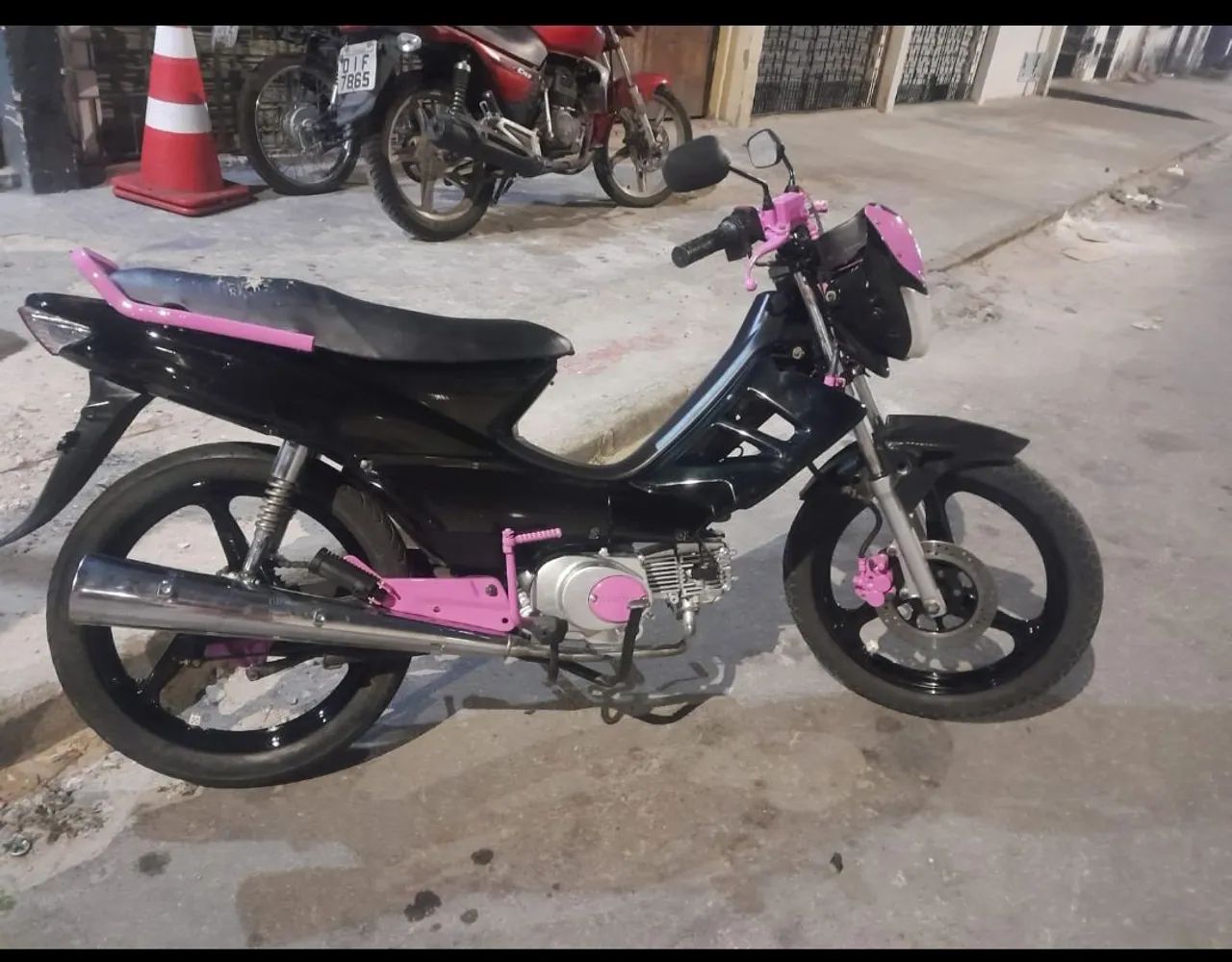 Vendo moto 6 mil
