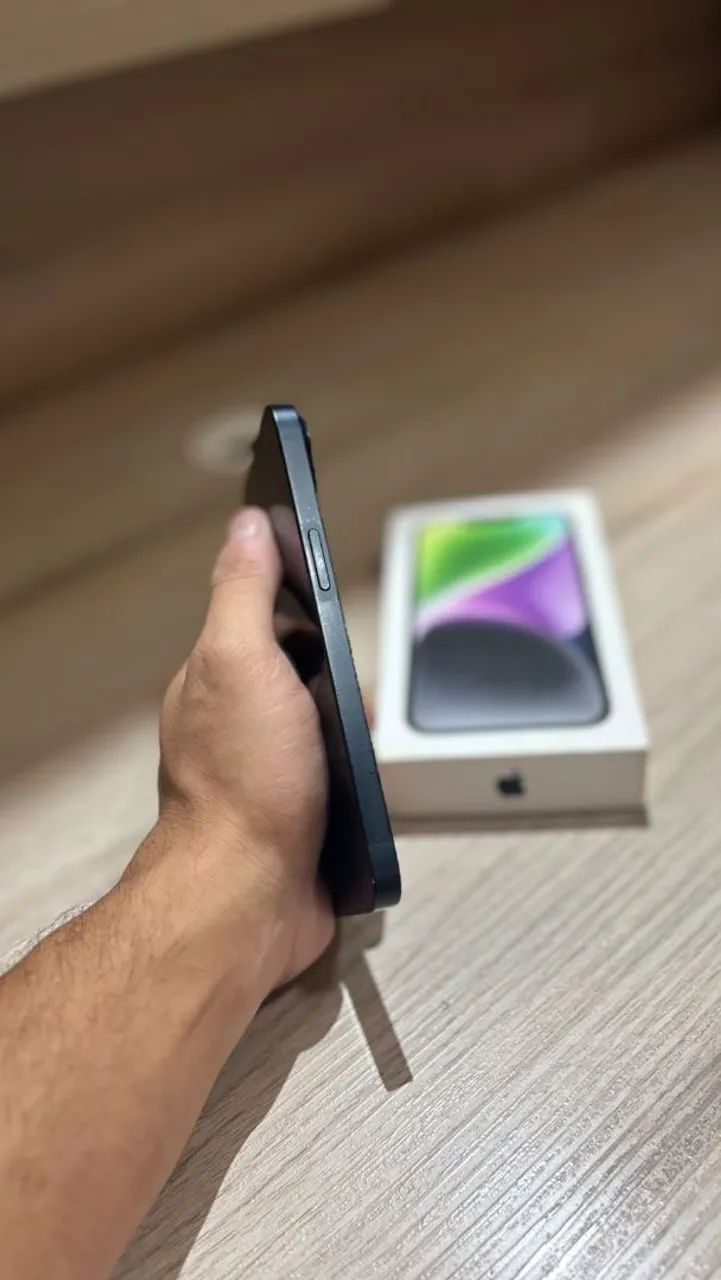 2 iPhone 14 um Black piano com caixa e um azul sem caixa ? - Foto 5