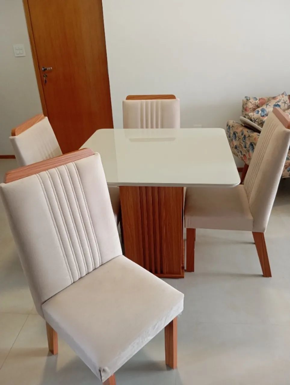 Mesa de jantar com 4 cadeiras 