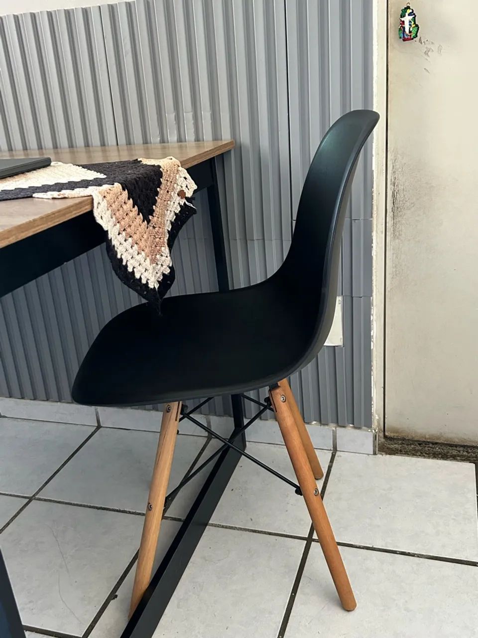 MESA DE MADEIRA ESTILO INDUSTRIAL COM 4 CADEIRAS  - Foto 4