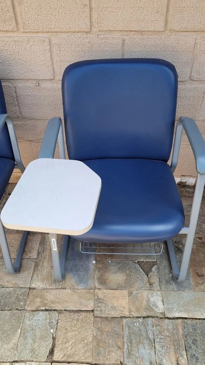 Cadeiras estofadas com prancheta dobrável