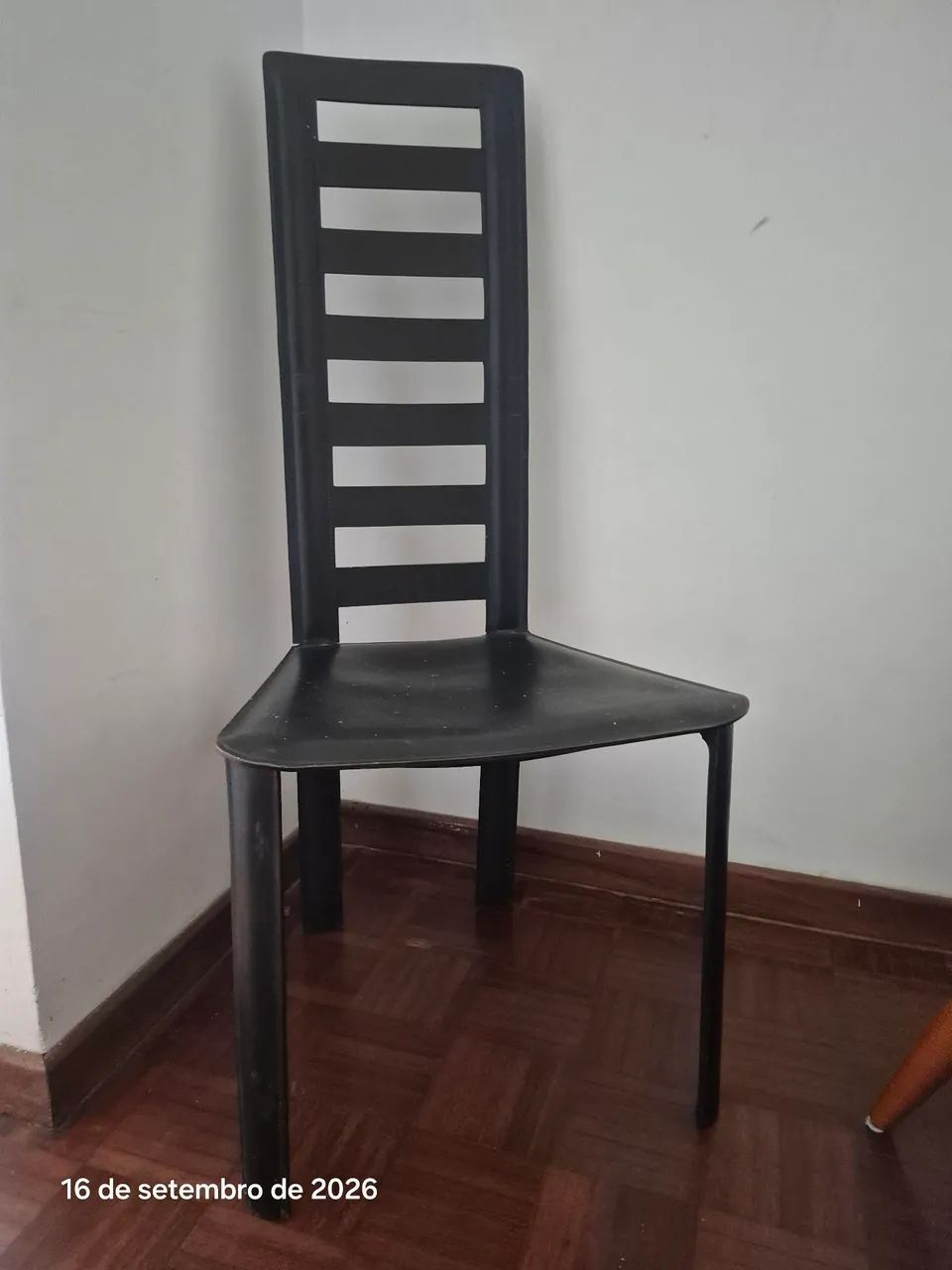Cadeiras em couro e base 