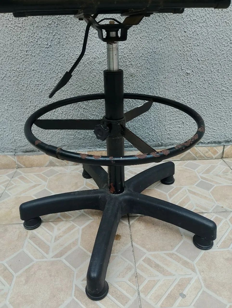 Cadeira giratória com regulagem de altura  - Foto 2