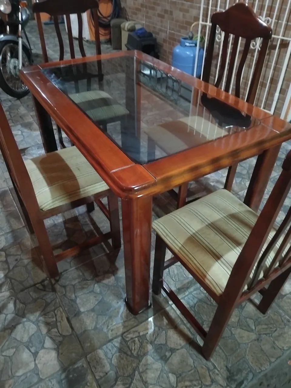 Mesa 4 cadeiras madeira maciça (Entrego) - Foto 4