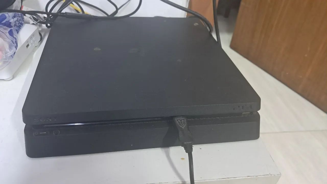 Vendo ps4 com um controle  funciona tudo certinho. 800$