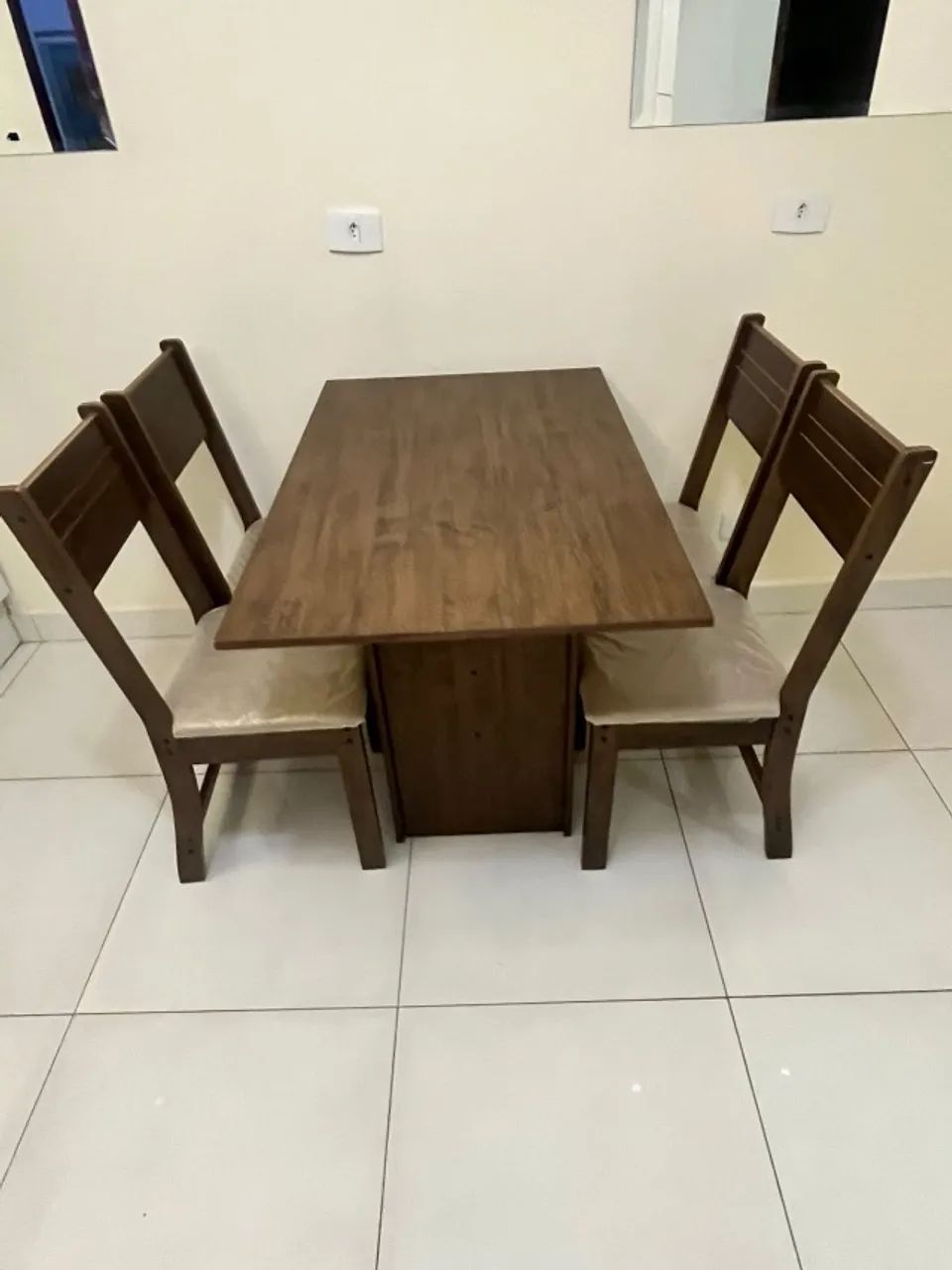 Mesa de jantar e cadeiras
