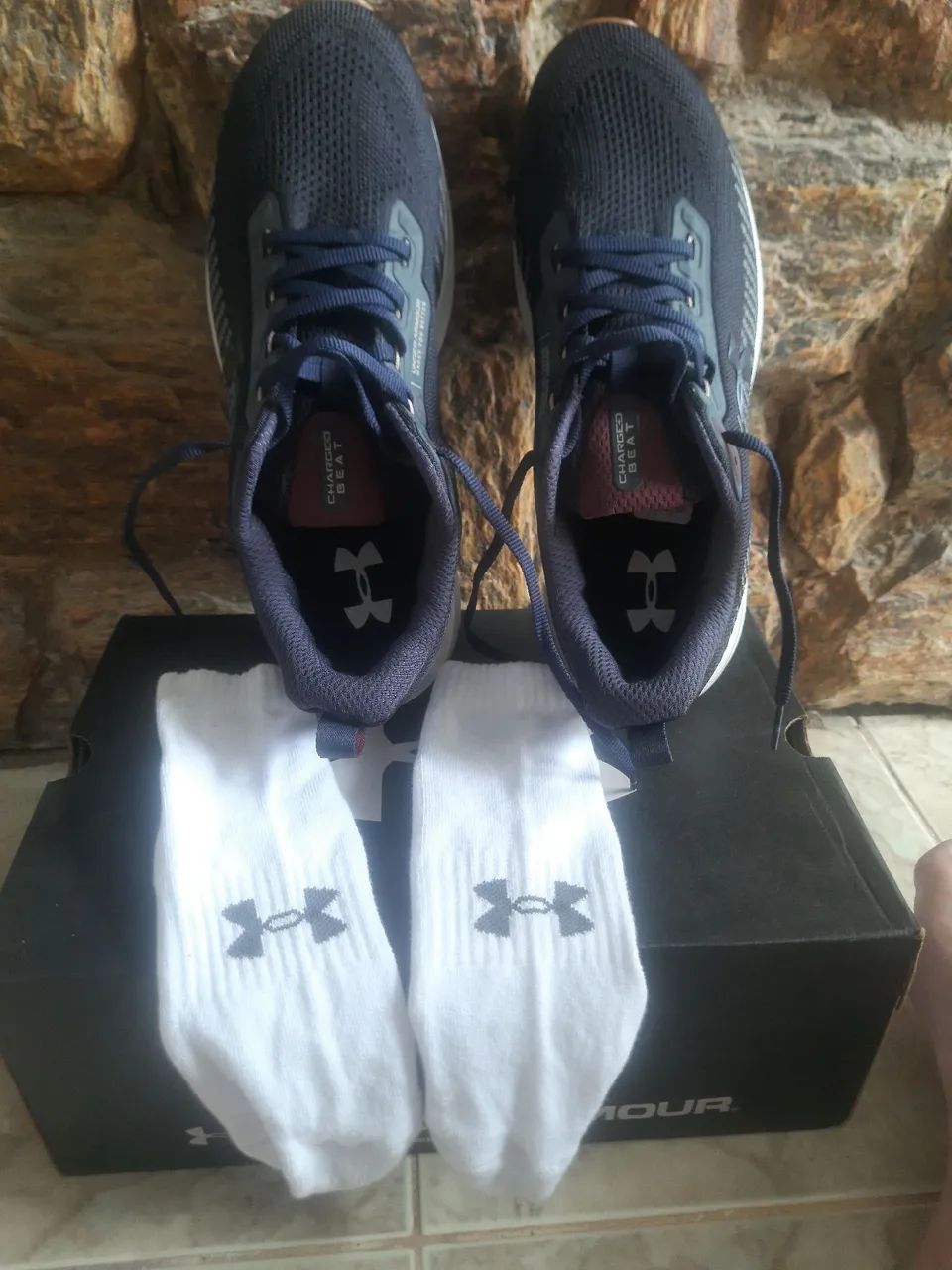 Par de tênis Under Armour original tam.40 mais um par de meias - Foto 3