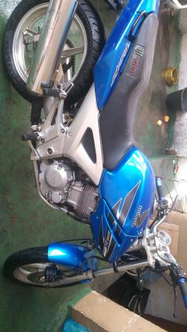 Moto CB Twister azul
