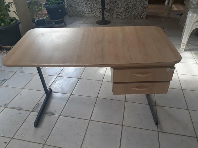 Mesa com duas cavetas