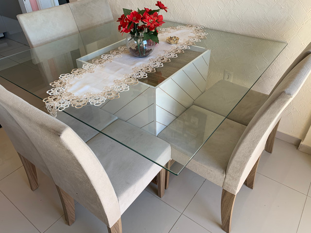 Vendo mesa com 6 cadeiras semi nova