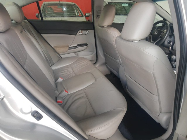 Civic 1.8 LXS Manual 15/16 (Veiculo possui passagem por leilão de financeira ) - Foto 11