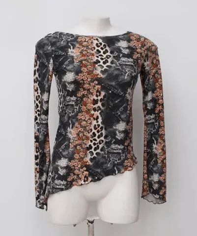 Blusa feminina estampada com assimetria