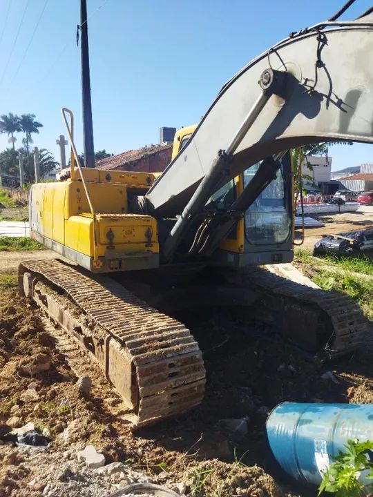 ESCAVADEIRA VOLVO EC210BLC - Foto 3