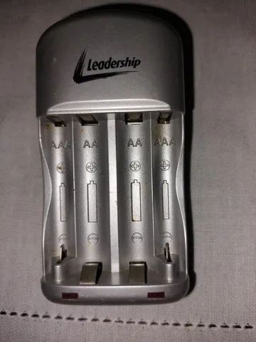 Carregador de pilha pequeno  4 lugares
