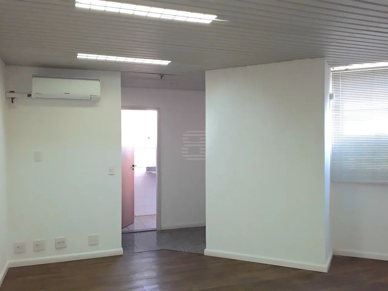 Conjunto salas Comerciais no Jaguara Mall para alugar com 04 salas e 04 vagas - Foto 3