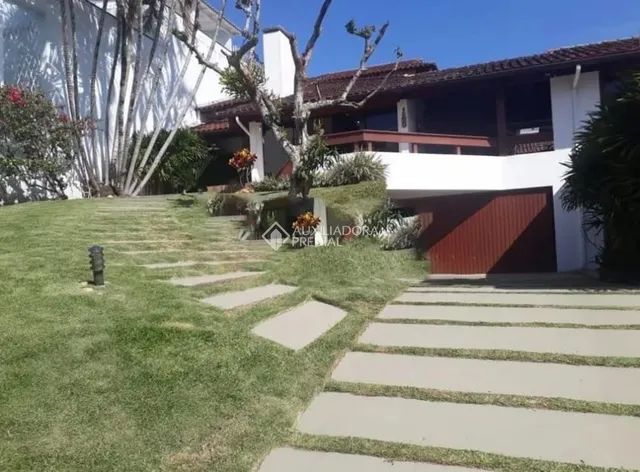Casa com 350 metros de área privativa no Centro com lote 880 metros