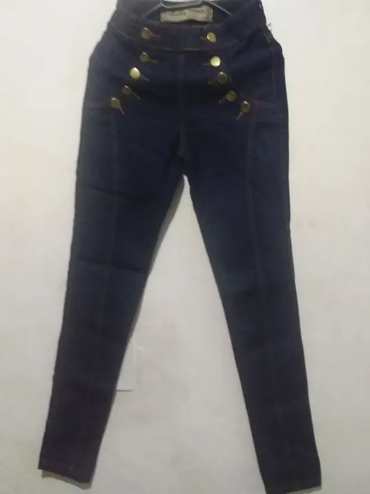 Calça  jeans feminina  com botões  laycra número 38