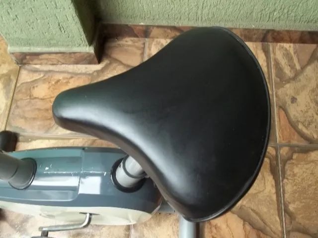 Bicicleta Ergométrica Magnética Vertical - Novíssima - Foto 5
