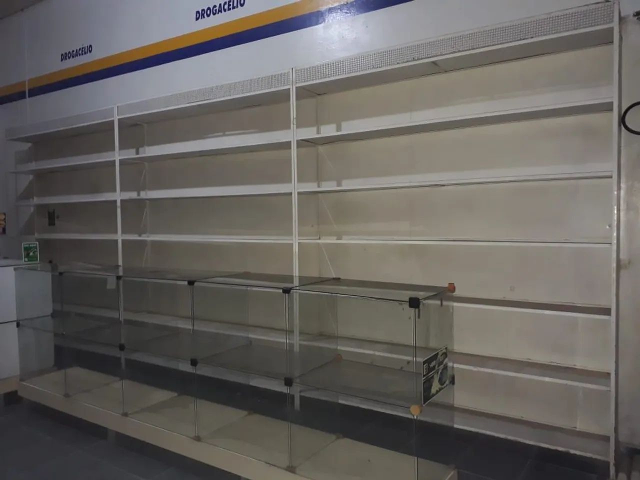 Prateleiras de ferro e balcão de vidro blindex vendo ou troco  - Foto 2